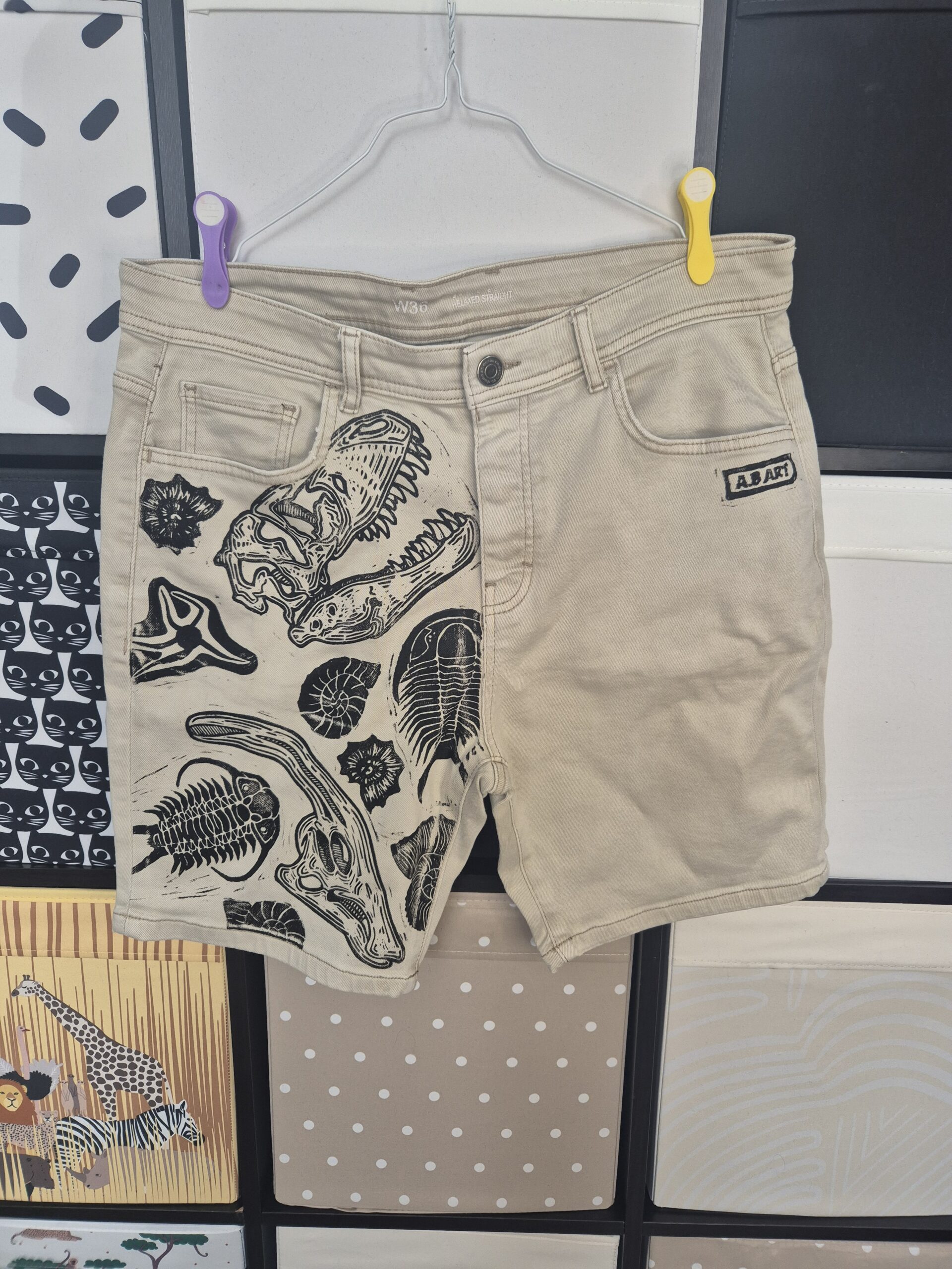 Beige T-rex & Parasaurolophus Skull Upcycled Shorts – Size W36/L8
